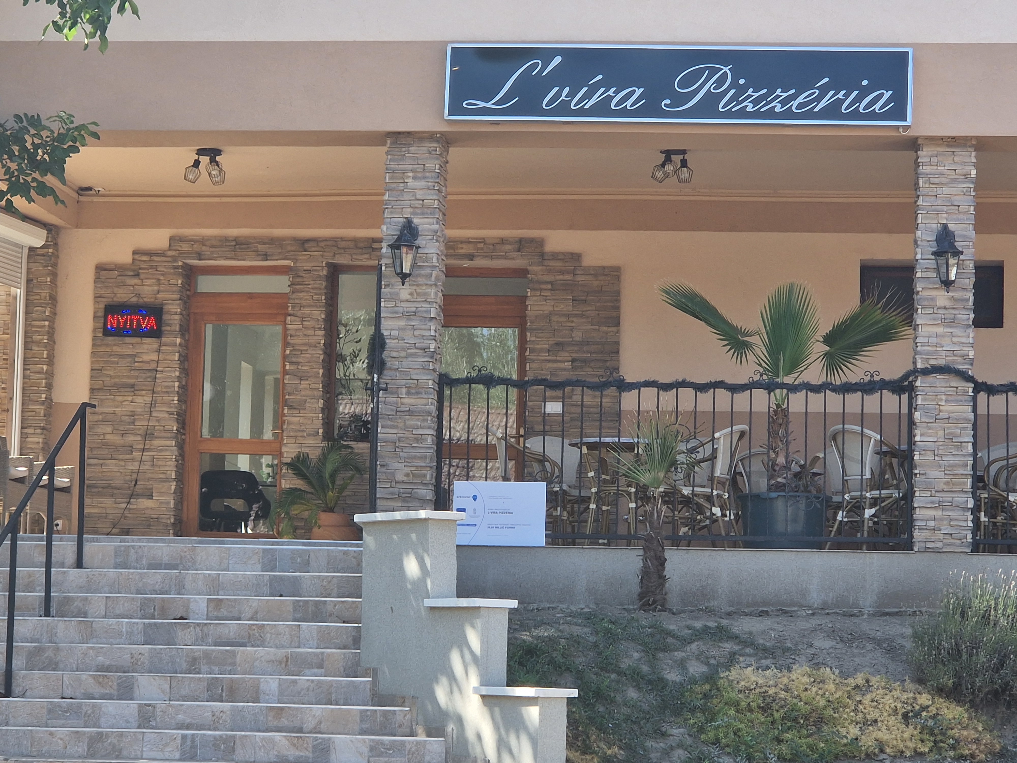 L'víra Pizzéria bejárat és terasz
